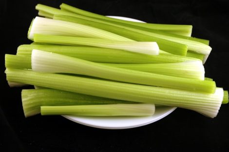 micronutrients in 200 cals of celery, image of celery